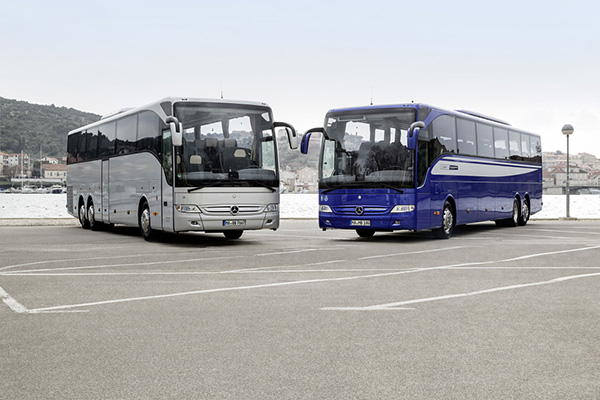 Mercedes-Benz Tourismo M (links); OM 470 mit 315 kW/428 PS; 10,7 L Hubraum; 8-Gang Mercedes-Benz GO 250-8 PowerShift; Länge/Breite/Höhe: 12.960/2.550/3.620 mm; Lackierung: Brillantsilber-Metallic; Bestuhlung: 1/49; Sitzbezüge: Anthrazit kiesel grau; Vorhänge: Kiesel Mercedes-Benz Tourismo L (rechts); OM 470 mit 315 kW/428 PS; 10,7 L Hubraum, 8-Gang Mercedes-Benz GO 250-8 PowerShift; Länge/Breite/Höhe: 13.990/2.550/3.620 mm; Lackierung: Königsblau-Metallic; Bestuhlung: 1/52; Sitzbezüge: Oslo Blue Green; Vorhänge: Dunkelgrün Mercedes-Benz Tourismo M (left); OM 470 rated at 315 kW/428 hp; 10.7 l displacement; 8-speed Mercedes-Benz GO 250-8 PowerShift; length/width/height: 12,960/2550/3620 mm; paintwork:brilliant silver metallic; seating:1/49; seat covers: anthracite pebble grey; curtains: pebble Mercedes-Benz Tourismo L (right); OM 470 rated at 315 kW/428 hp; 10.7 l displacement; 8-speed Mercedes-Benz GO 250-8 PowerShift; length/width/height: 13,990/2550/3620 mm; paintwork: royal blue metallic; seating: 1/52; seat covers: Oslo blue green; curtains: dark green
